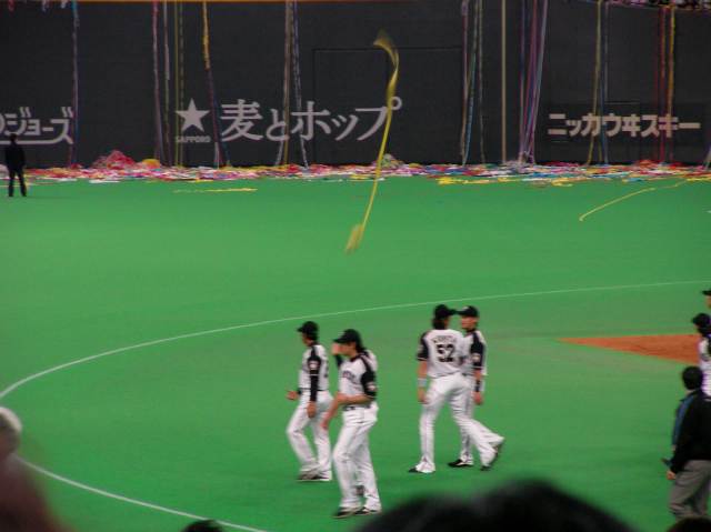 レフトスタンドへ挨拶に向かう日ハムナイン